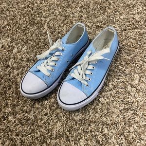 Low top sneakers size 7